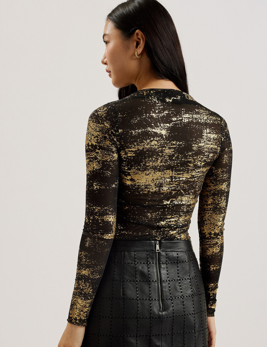 karenha - mesh top met folieprint en schuine halslijn